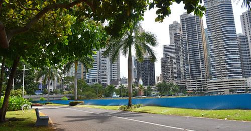 De promenade Cinta Costera op een zomer ochtend