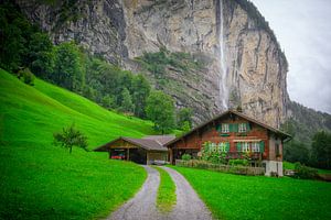 Harmonie naturelle : maison, cascade et montagne à Lauterbrunnen