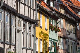 Straat met gekleurde vakwerkhuizen by Marrit Molenaar