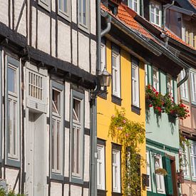 Straat met gekleurde vakwerkhuizen von Marrit Molenaar