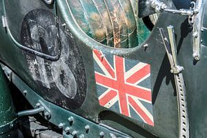 Britische Union Jack Flagge auf der Seite eines alten 1930er Bentley.