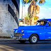 Oldtimer  car in Cuba in het centrum van Havana. van René Holtslag