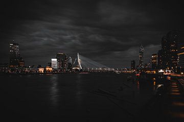 Skyline Rotterdam met Erasmusbrug van Arjan van der Veer