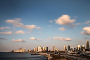 Tel Aviv skyline met bewegende wolken van Winne Köhn