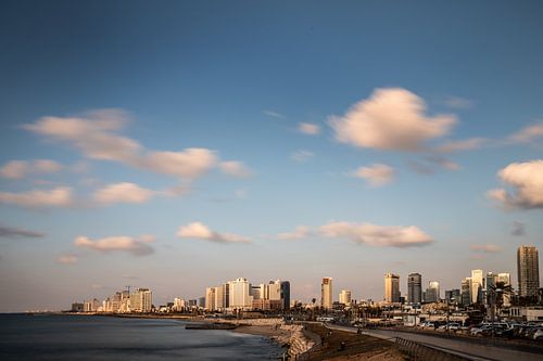 Tel Aviv skyline met bewegende wolken