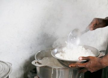Vrouw schept rijst op van Marit Lindberg
