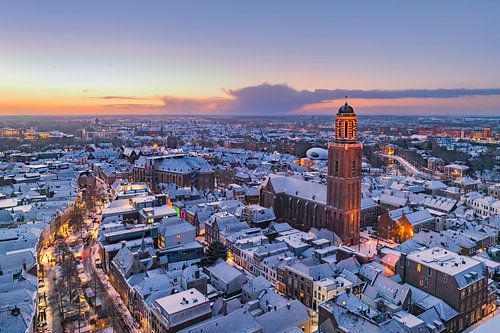 Tour de l'église Peperbus de Zwolle lors d'un lever de soleil hivernal froid