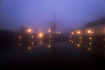 Mystischer Morgen im Hafen von Heusden von Zwoele Plaatjes