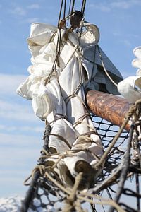 Close-up van een zeilschip van Manon Verijdt