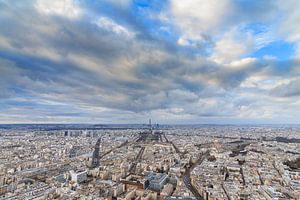 Wolken boven Parijs met Eiffeltoren van Dennis van de Water