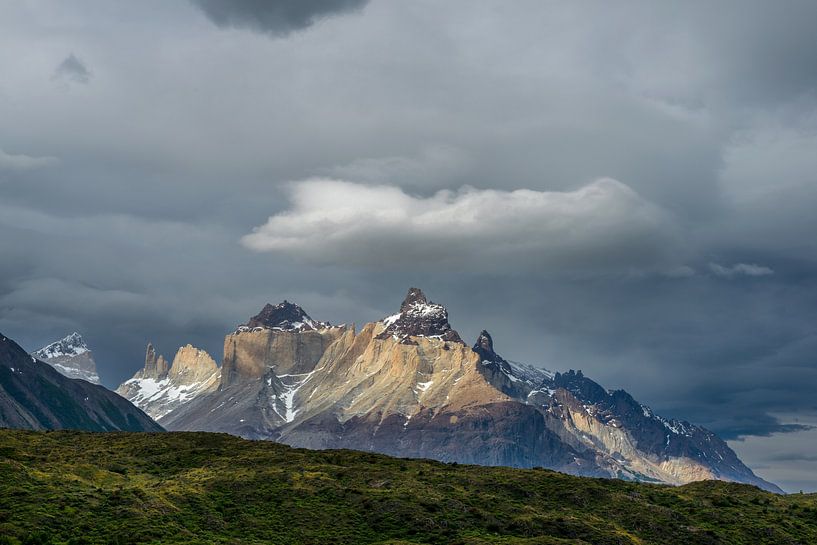 Los Cuernos in Torres Del Paine  von Gerry van Roosmalen