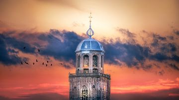 Buntes Spektakel: Der Lebuinus-Turm vor bewölktem Himmel von Bart Ros