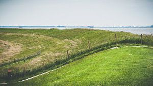 Niederländische Landschaft mit Deich, Wasser und Polder