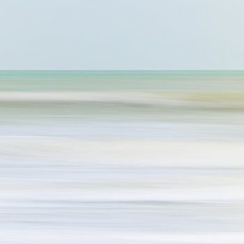 Ruhe. Abstrakte Darstellung von Wellen der Nordsee, die im sanften Morgenlicht an den Strand rollen