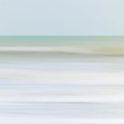 Calme. Image abstraite représentant les vagues de la mer du Nord qui viennent s'échouer sur la plage dans la douce lumière du matin sur Anke de Groot