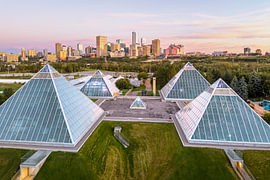 Edmonton erwacht hinter den gläsernen Pyramiden von Thomas Röell