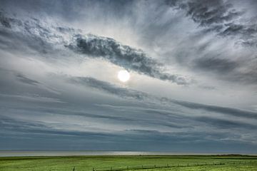 Wolkenlucht boven het IJsselmeer vanaf Gaasterland, Friesland.
