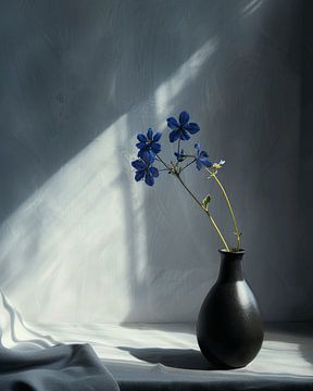 Stilleben mit blauen Blumen von Japandi Art Studio