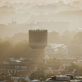 Wasserturm Lauwerhof über dem nebligen Utrecht von Joep van de Zandt