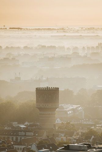 Watertoren lauwerhof boven mistig Utrecht
