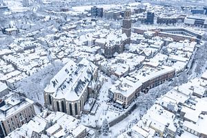 Die Altstadt von Zwolle an einem kalten Wintermorgen mit Schnee auf den Straßen.