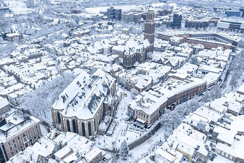 De oude binnenstad van Zwolle op een koude winterochtend met sneeuw op de ro