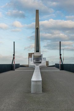 De mooie nieuwe Prins Clausbrug in Dordrecht, frontaal aanzicht van Patrick Verhoef