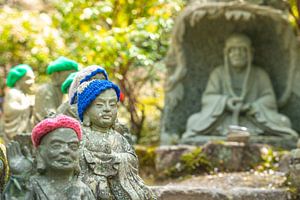 Kleine beelden in een Japanse tuin van Mickéle Godderis