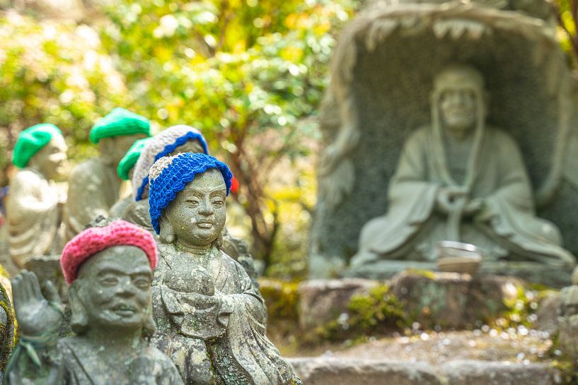 Kleine Statuen in einem japanischen Garten von Mickéle Godderis