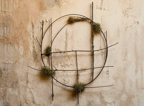 De geometrie van de natuur – Wabi-Sabi-installatie met takken en mos