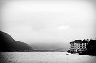 Der neblige See von Annecy von Dennis Robroek Miniaturansicht