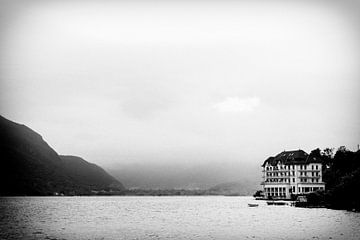 Misty Lake of Annecy van Dennis Robroek