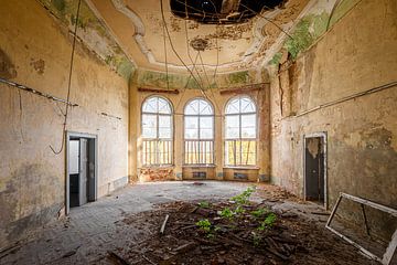 Lost Place - verlassene Gebäude - Die Natur holt sich alles zurück von Gentleman of Decay