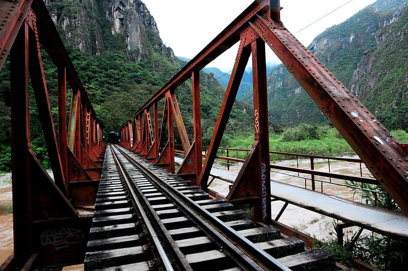 Treinspoor naar Machu Picchu von Suzanne Roes