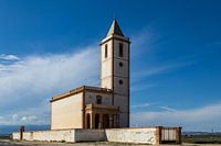 Die alte restaurierte Kirche am Strand von Cabo de Gata, Spanien.