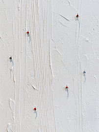 White Silence – Art print featuring skiers in an impasto style by Marco Müller-Vo
