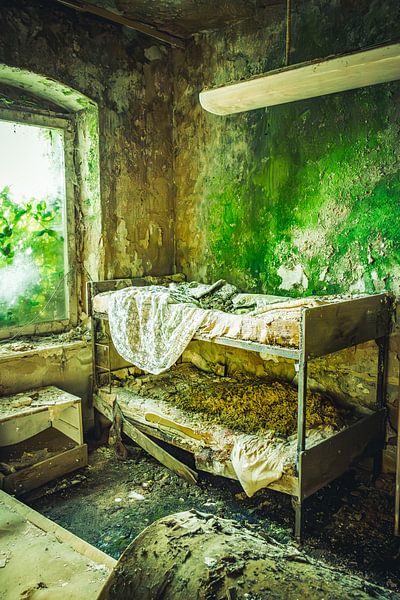 Lits superposés abandonnés dans un Lost Place - Déclin et nature en harmonie par Infinite Decay