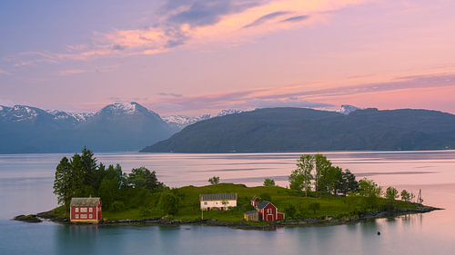 Zonsopkomst Omaholmen, Hardangerfjord, Vestland, Noorwegen
