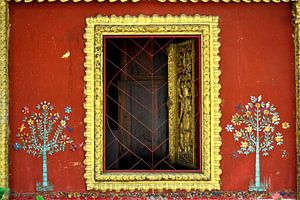 De elegantie van Wat Sensoukaram: Gouden details en traditionele motieven