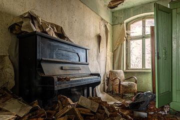 Lost Place - achtergelaten piano van Gentleman of Decay