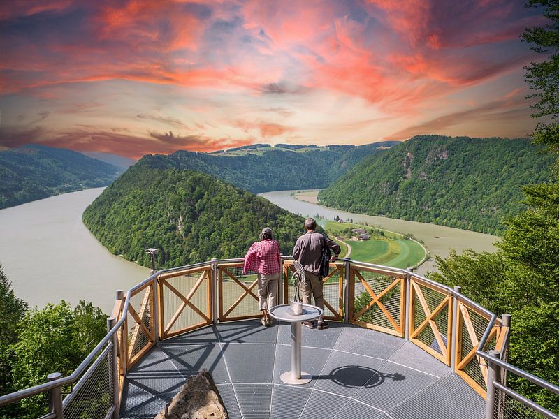 Touristes regardant le Danube à la Schlögener Schlinge en Autriche par Animaflora PicsStock