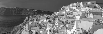 Dorf Oia auf der Insel Santorin in schwarzweiss .  von Manfred Voss, Schwarz-weiss Fotografie