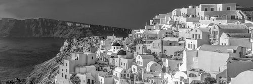 Dorp Oia op het eiland Santorini in zwart en wit. 