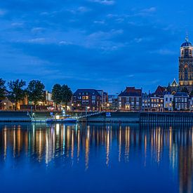 Deventer bij nacht, pontje aan IJsselkade van Kok and Kok