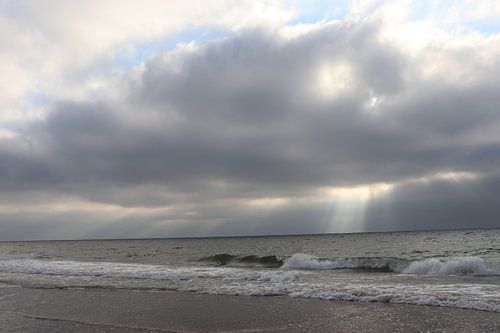 Een dialoog tussen licht en wolken bij zonsondergang