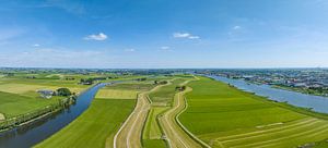 Landwirtschaftliche Landschaft am Fluss IJssel im Frühling