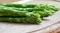 verse groene asperges als ingrediënt in een keuken van Heiko Kueverling thumbnail