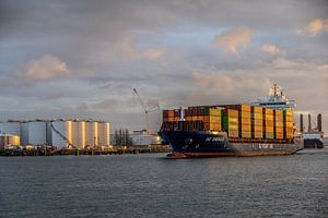 Containerschiff im Hafen von Rotterdam.