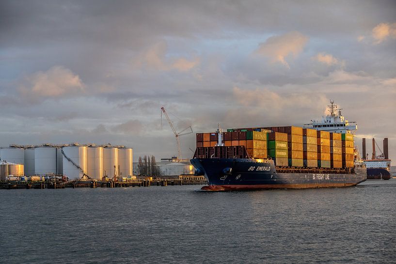 Containerschiff im Hafen von Rotterdam. von Janny Beimers