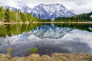 Der ruhige Luttensee bei Mittenwald, umgeben von alpiner Natur und stiller Berglandschaft.